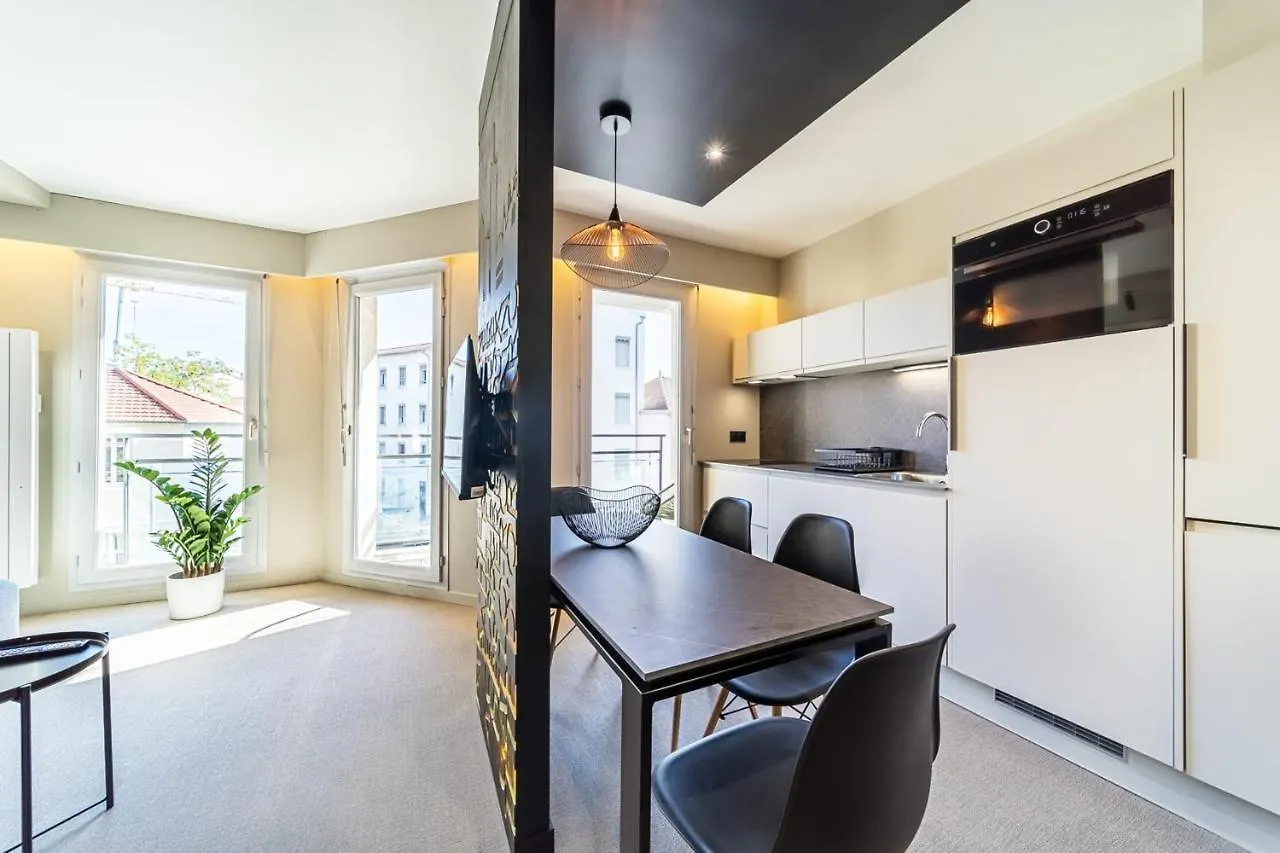 Escape In The Heart Of Lyon 4 People With Balcony Part-Dieu 0*,  Frankrijk